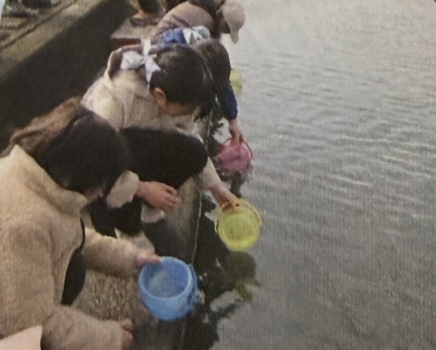 鮭の放流会の様子